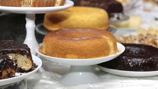 A variety of cakes on white cake stands. - Sumatra Hotel e Centro de Convenções (Londrina)