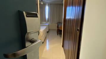 Quarto duplo luxo, 2 camas de solteiro | Frigobar, escrivaninha, cortinas blackout, quartos à prova de som