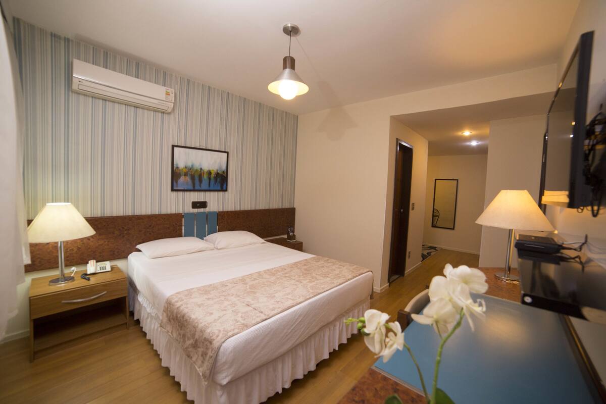 Minibar, escritorio, cortinas opacas y sistema de insonorización
