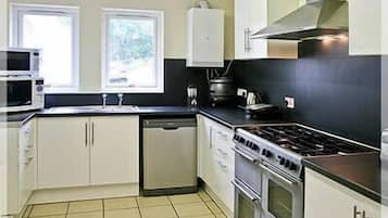 Family Room, Ensuite (2 Adults + 3 Children) | Private kitchen | Fridge, microwave, oven, stovetop