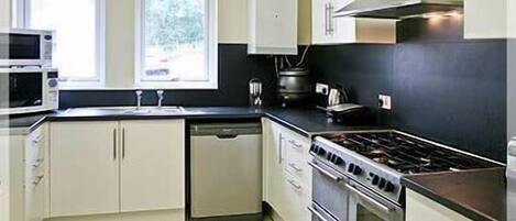 Family Room, Ensuite (2 Adults + 3 Children) | Private kitchen | Fridge, microwave, oven, stovetop