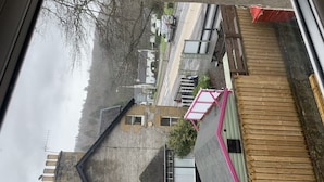 Vista desde el interior de una habitación a través de una ventana.