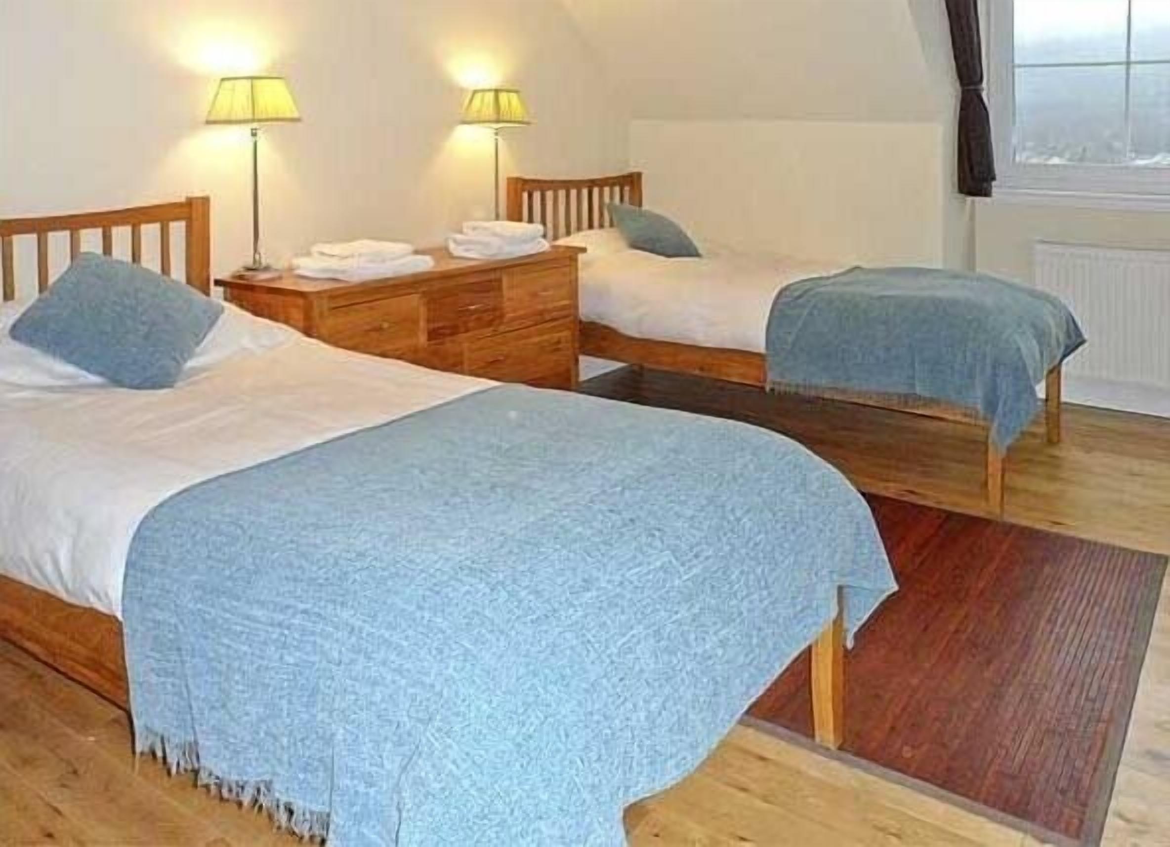 Cortinas blackout, wifi gratis y ropa de cama 