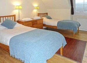 Blackout drapes, free WiFi, bed sheets - 1 Loch Ness Hostel (Inverness)