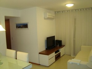 Apartamento, 2 habitaciones | Sala de estar | Televisión de pantalla plana de 32 pulgadas con canales por cable