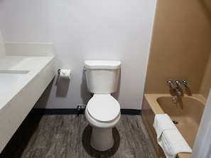 Combined shower/tub, deep soaking tub, free toiletries, towels - Regal Inn Los Angeles (Los Angeles)