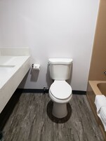 淋浴/盆浴组合、深泡浴缸、免费洗浴用品、毛巾