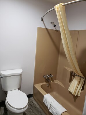 Combined shower/bathtub, deep-soaking bathtub, free toiletries, towels