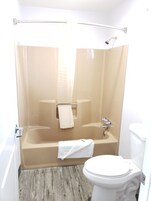 淋浴/盆浴组合、深泡浴缸、免费洗浴用品、毛巾