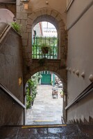 Traditionelt værelse til 3 personer | Opholdsområde | 40-tommers smart-tv med satellitkanaler, tv