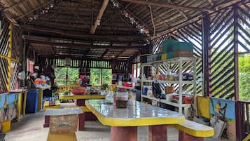 Parrilla de estufa, licuadora, utensilios de cocina y condimentos