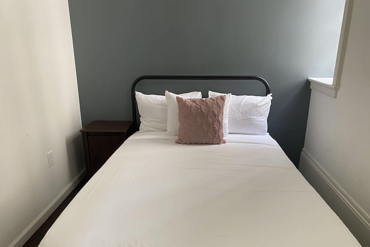 Eenvoudige tweepersoonskamer | 3 slaapkamers, gratis wifi, beddengoed