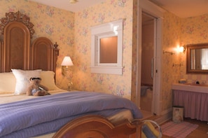 Standard Room, 1 Queen Bed, Jetted Tub (Room 2) | Individually decorated, soundproofing, iron/ironing board, free WiFi