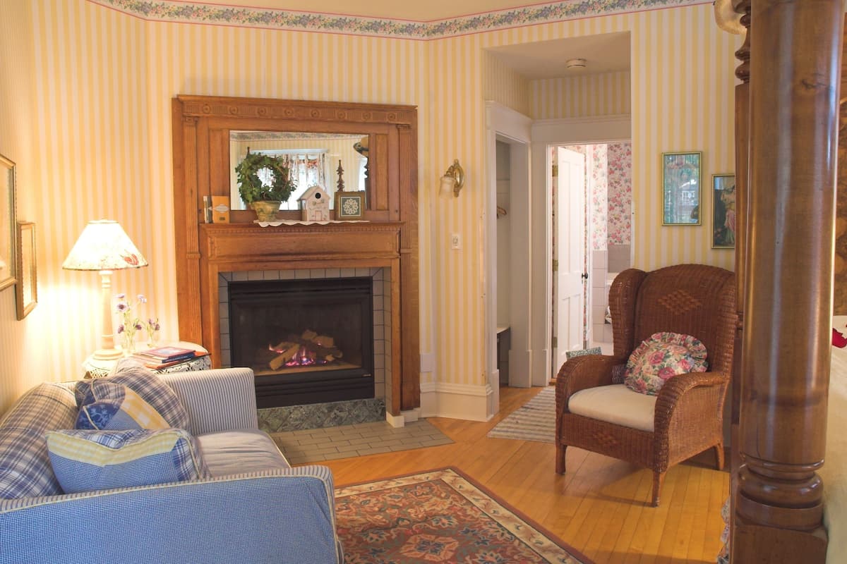 Standard Room, 1 Queen Bed, Jetted Tub (Room A) | Individually decorated, soundproofing, iron/ironing board, free WiFi