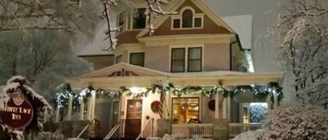 Vista frontal de la propiedad por la tarde o noche