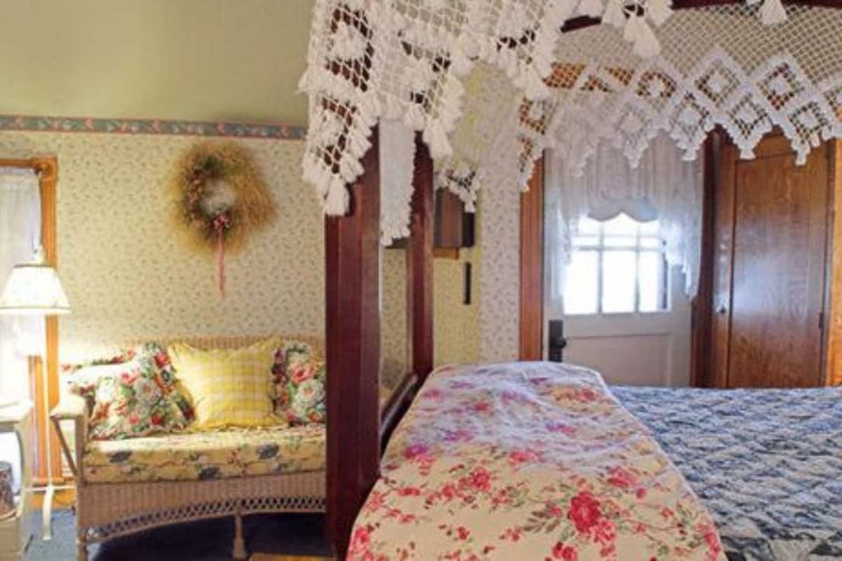 Individually decorated, soundproofing, iron/ironing board, free WiFi