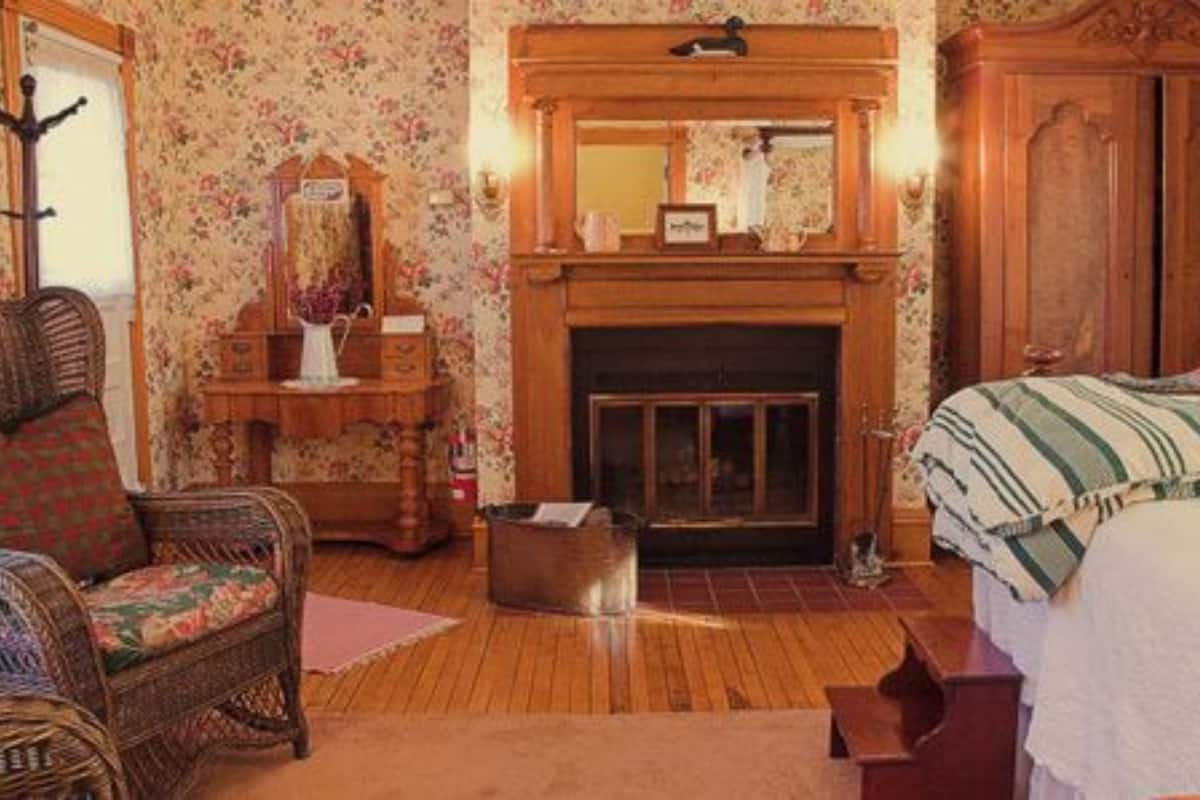 Individually decorated, soundproofing, iron/ironing board, free WiFi