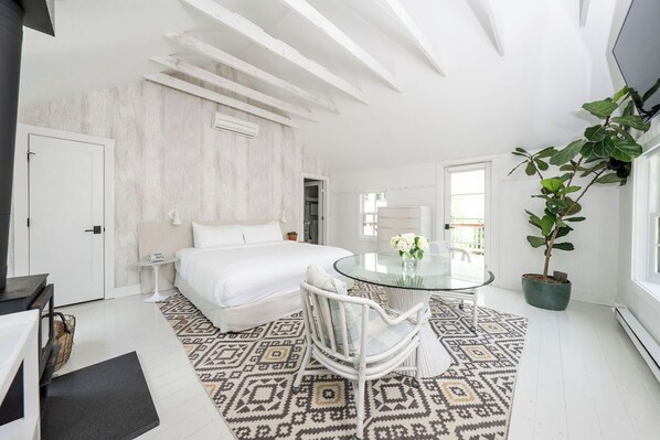 Romantic Room, 1 King Bed, Non Smoking (The Cottage)