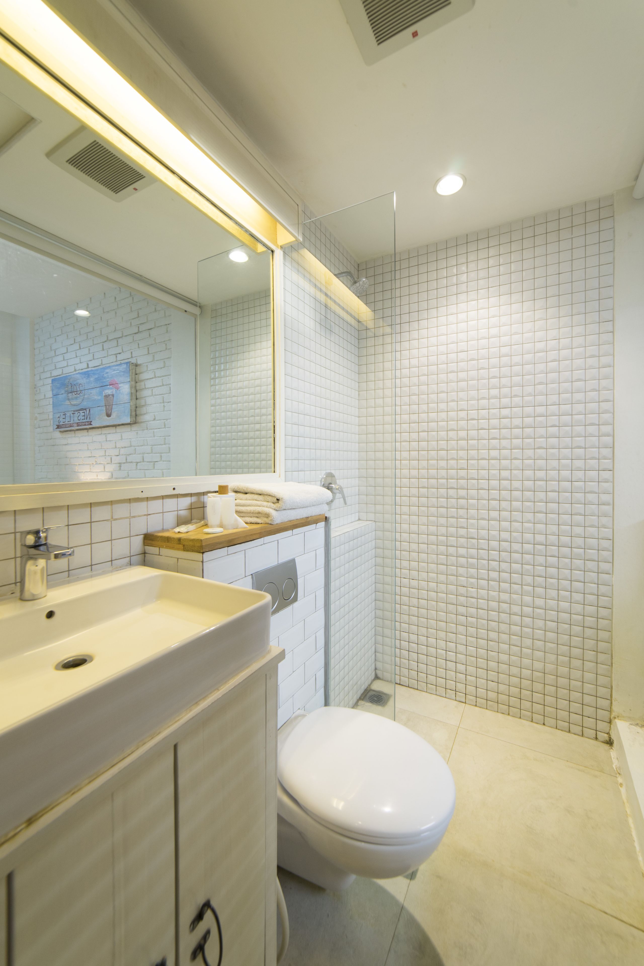 superior vintage | bathroom | shower, free toiletries, hair dryer, slippers