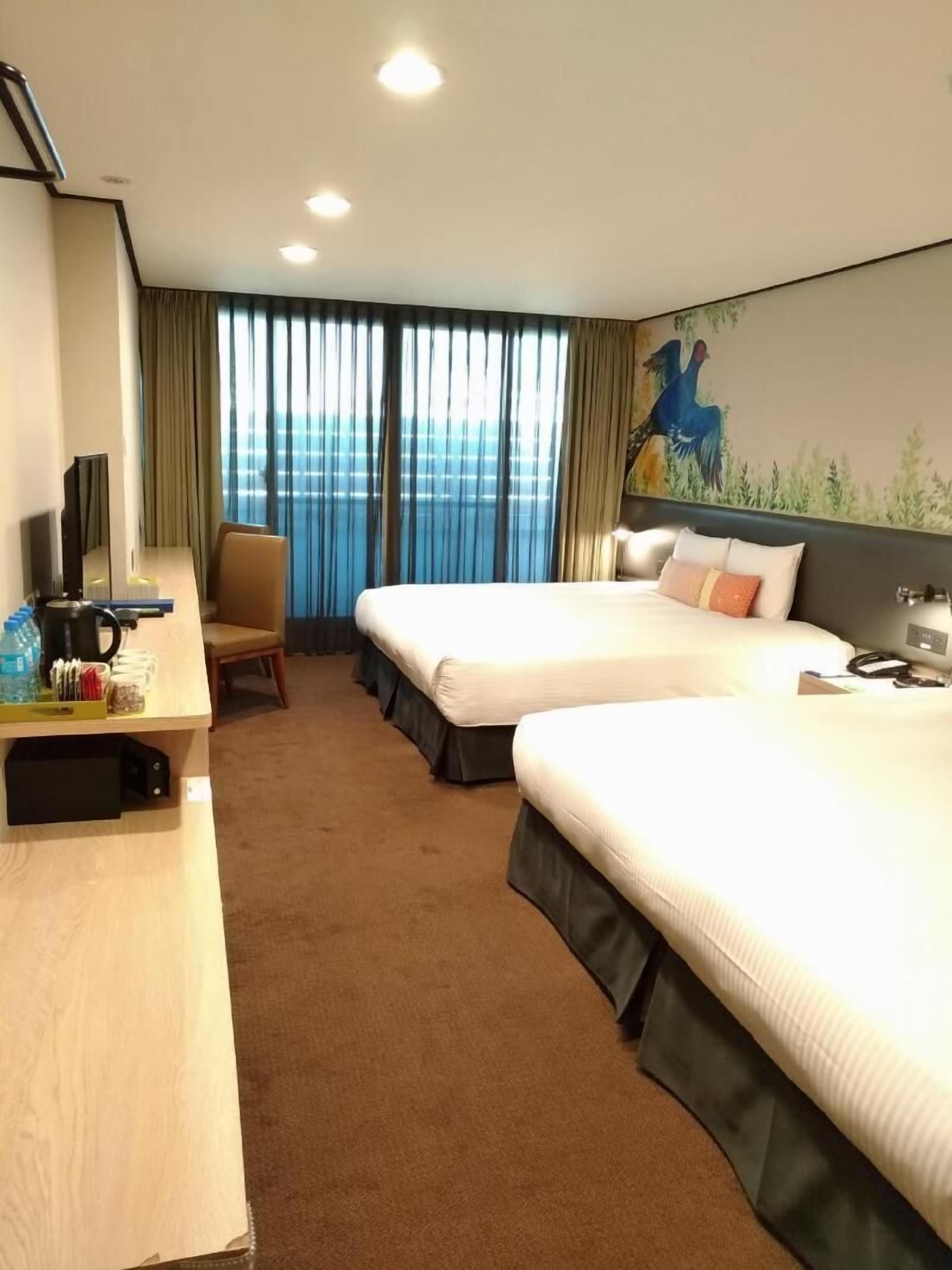 Premium bedding, down comforters, in-room safe, individually decorated