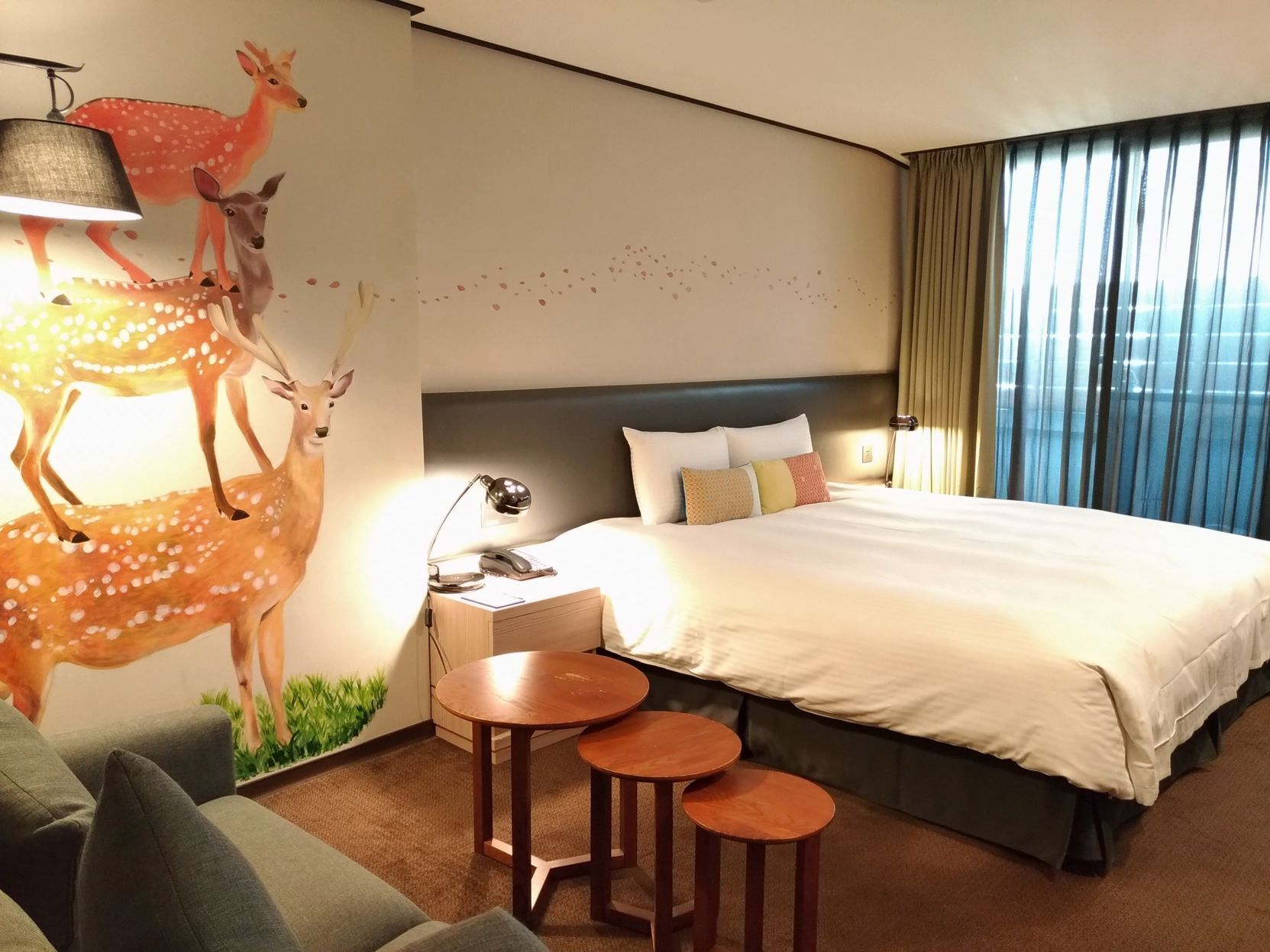 Premium bedding, down comforters, in-room safe, individually decorated