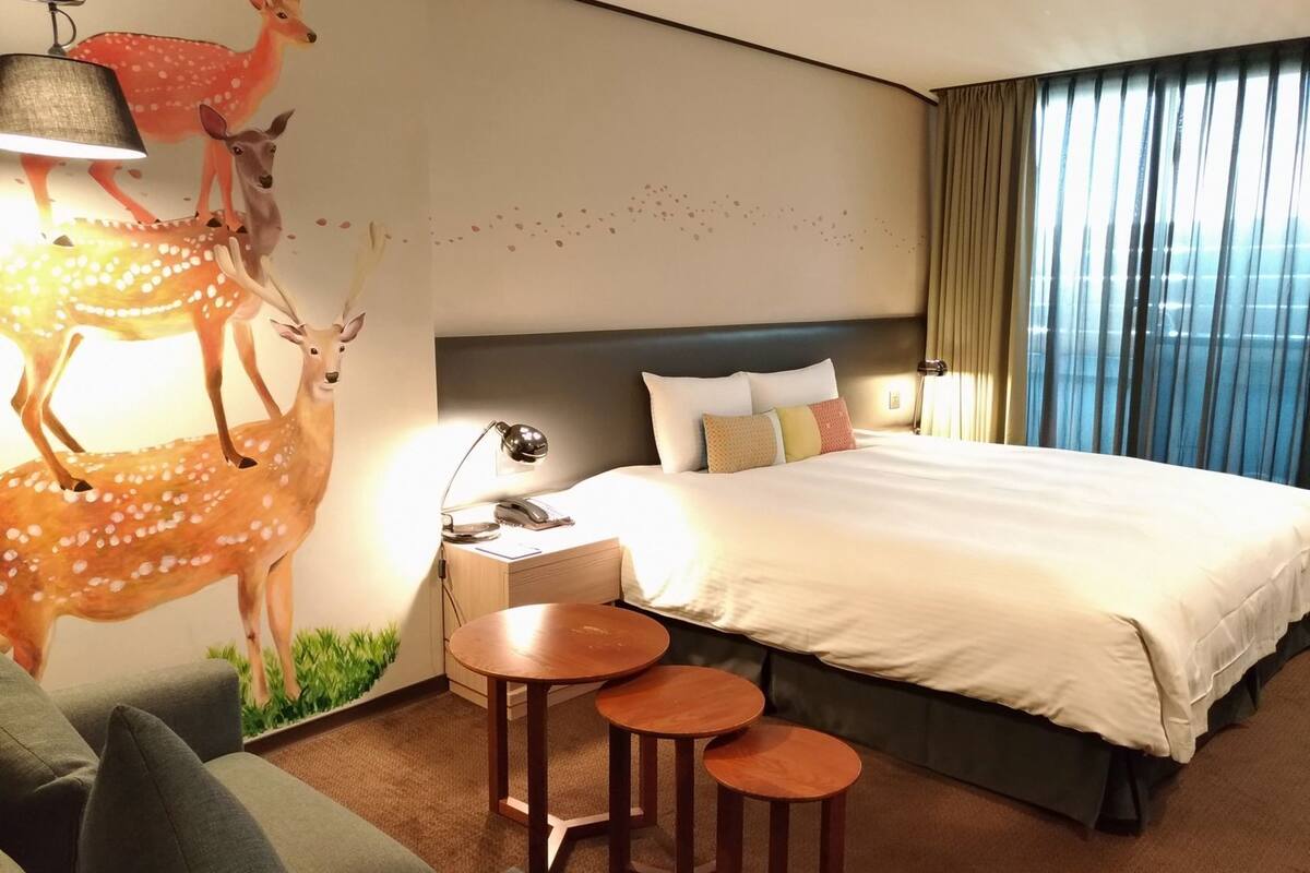 Premium bedding, down comforters, in-room safe, individually decorated