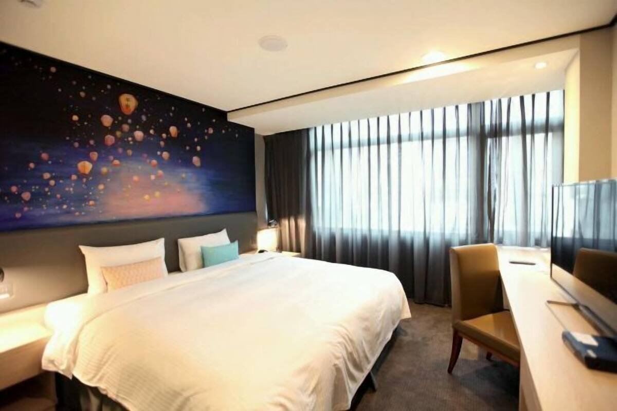 Premium bedding, down comforters, in-room safe, soundproofing