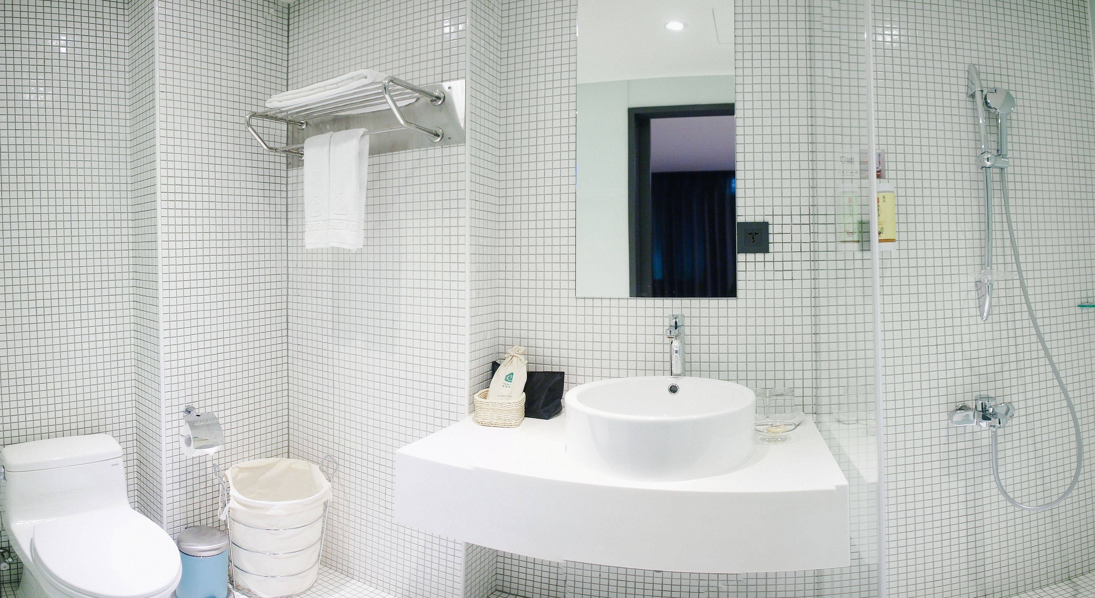 deluxe double room | bathroom | free toiletries, hair dryer, slippers, towels