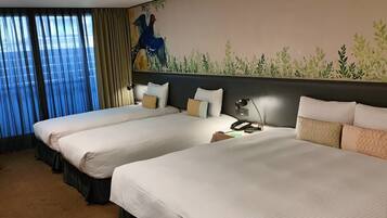 Quarto de hotel com duas camas, uma janela grande com cortinas, um mural na parede e um telefone na mesa de cabeceira.