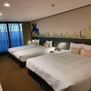 Kamar Quadruple Deluks | Seprai premium, selimut bulu angsa, brankas, dan didekorasi berbeda-beda