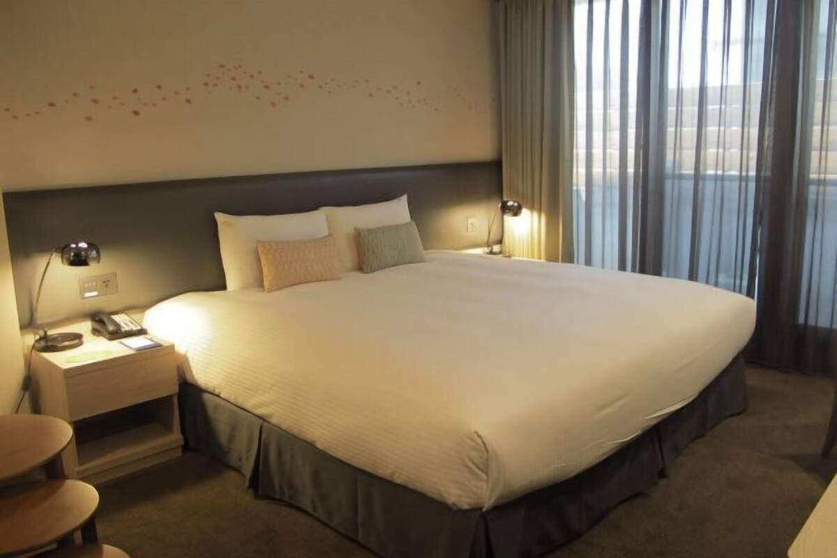 Premium bedding, down comforters, in-room safe, soundproofing