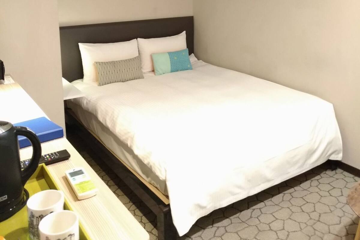 Premium bedding, down comforters, in-room safe, individually decorated