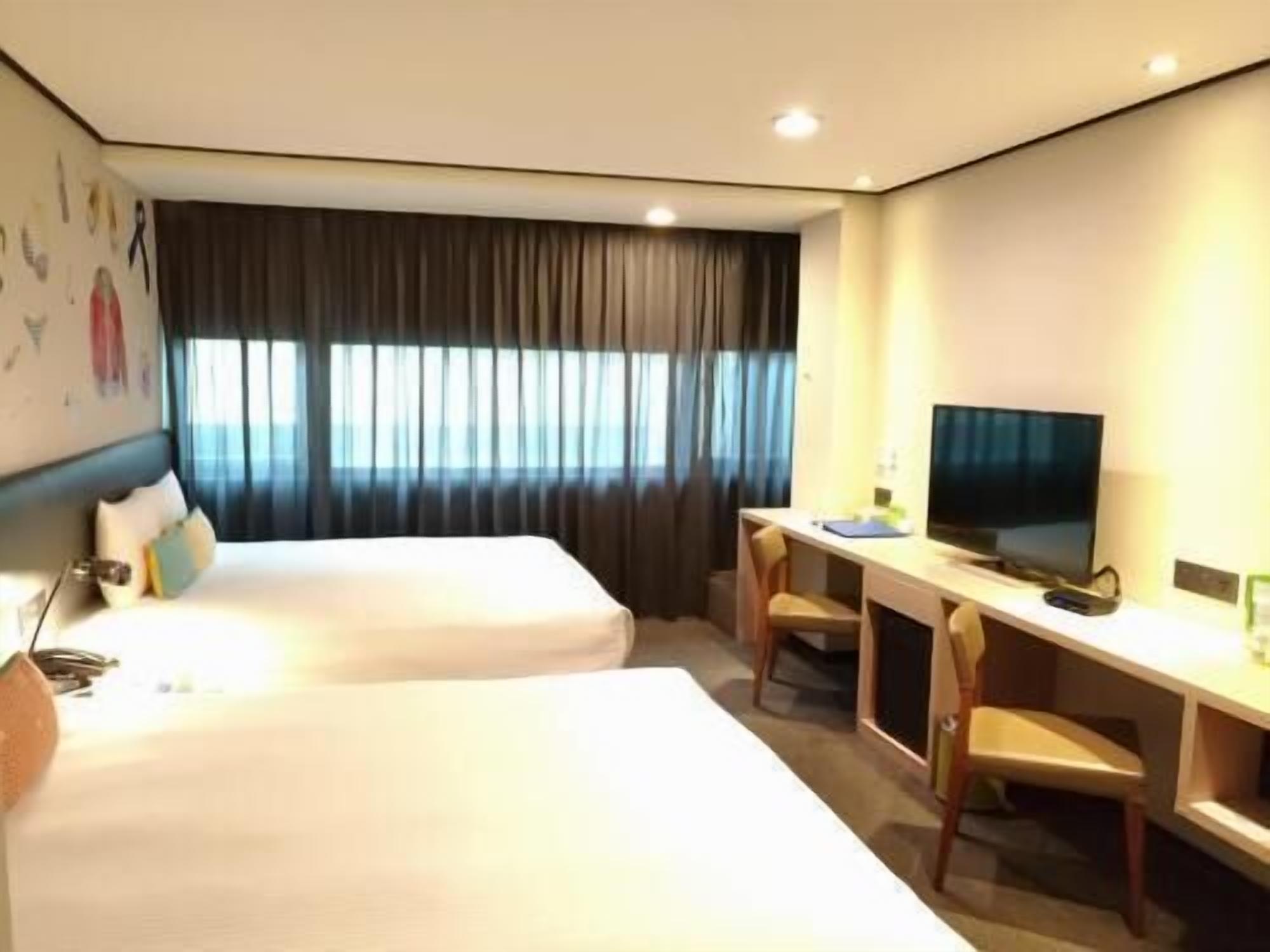 Premium bedding, down comforters, in-room safe, individually decorated