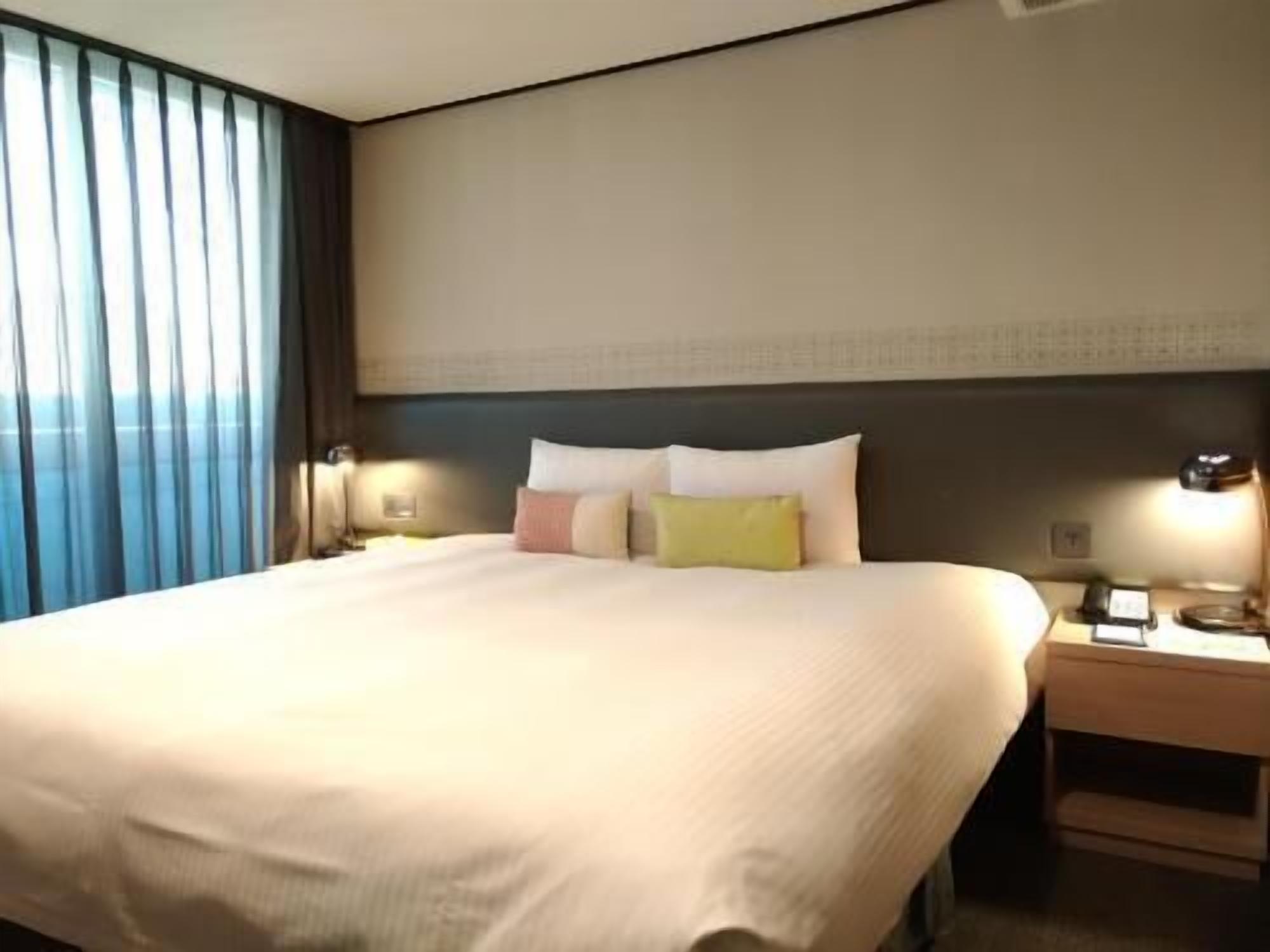 Premium bedding, down comforters, in-room safe, individually decorated