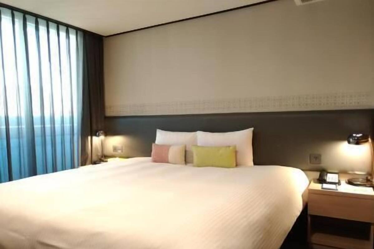 Premium bedding, down comforters, in-room safe, individually decorated