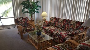 TV, DVD player - Ilikai Hotel by Hello Relaxation (Honolulu)