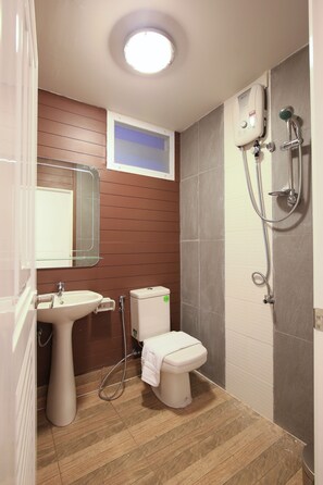 Dusche, kostenlose Toilettenartikel, Haartrockner, Handtücher