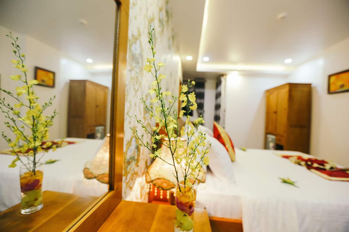 deluxe double room | interior detail