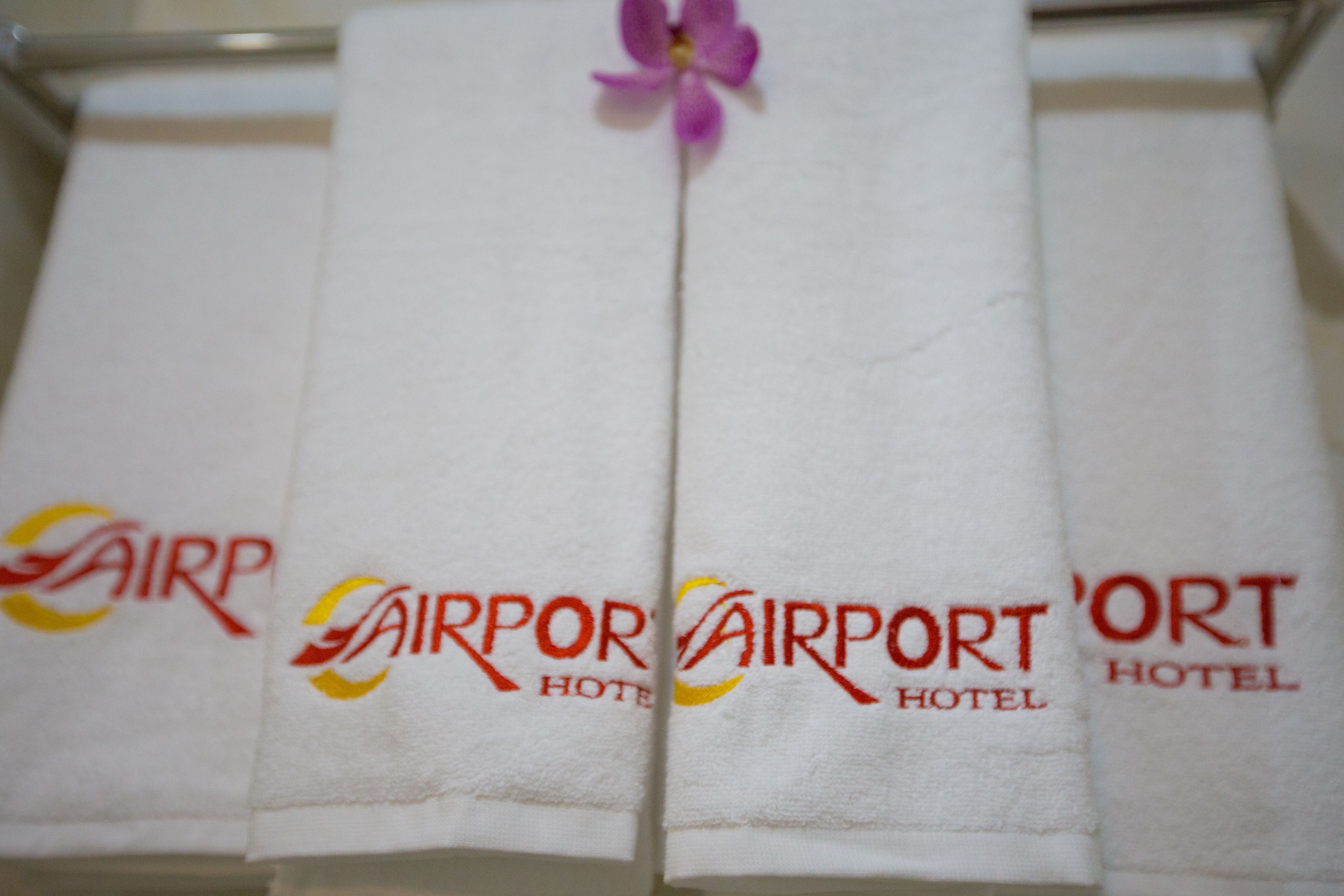 airport deluxe twin room	 | bathroom amenities | free toiletries, hair dryer, slippers, towels