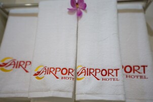 Um conjunto de toalhas brancas com a inscrição 'Airport Hotel'.