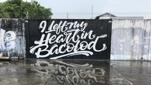Un muro con grafitis que exhibe el texto 'I Left My Heart in Bacteria'.