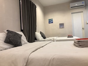 Habitación cuádruple Premium | Escritorio, camas supletorias, wifi gratis y ropa de cama