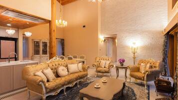 Luxury Suite | Individually decorated, desk, free rollaway beds, free WiFi