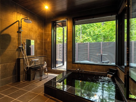 Presidential Suite | Bathroom | Free toiletries, slippers, towels, soap. Glamping Resort Feriendorf
