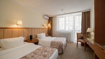 Ropa de cama de alta calidad y caja de seguridad en la habitación