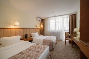 Habitación estándar con 1 cama matrimonial o 2 individuales | Ropa de cama de alta calidad y caja de seguridad en la habitación 