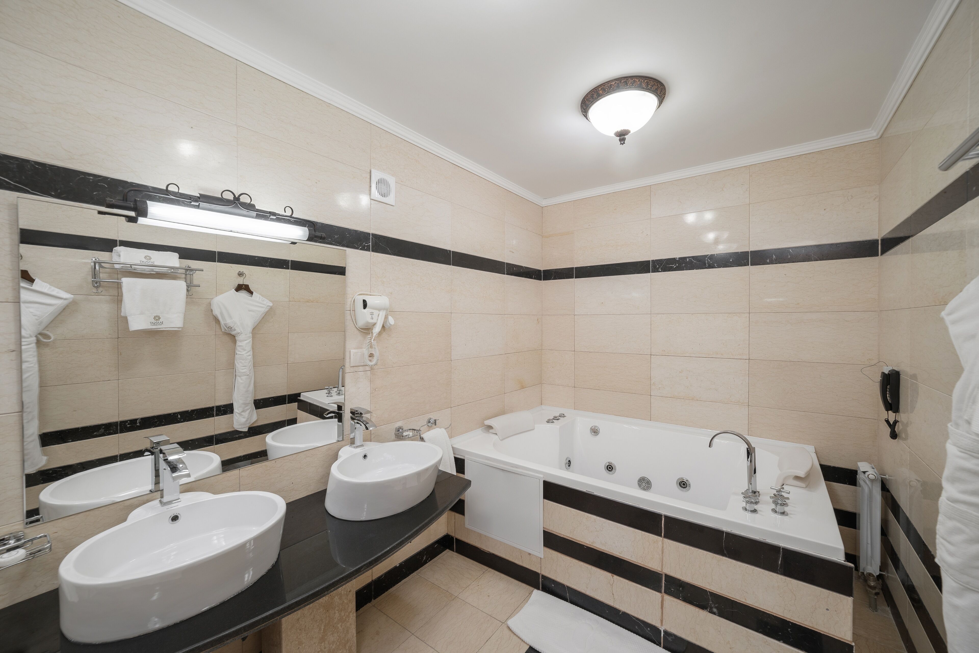 Suite présidentielle | Salle de bain | Articles de toilette (gratuits), séchoir à cheveux, peignoirs