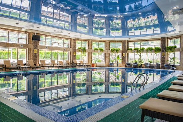 Sisäuima-allas, aurinkotuoleja