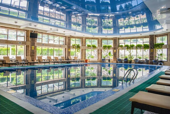 Piscine couverte, chaises longues