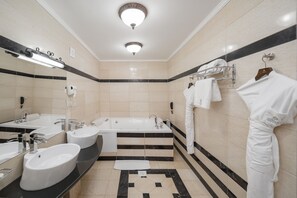 Suite presidencial | Baño | Amenidades de baño gratuitas, secadora de cabello, batas, pantuflas 